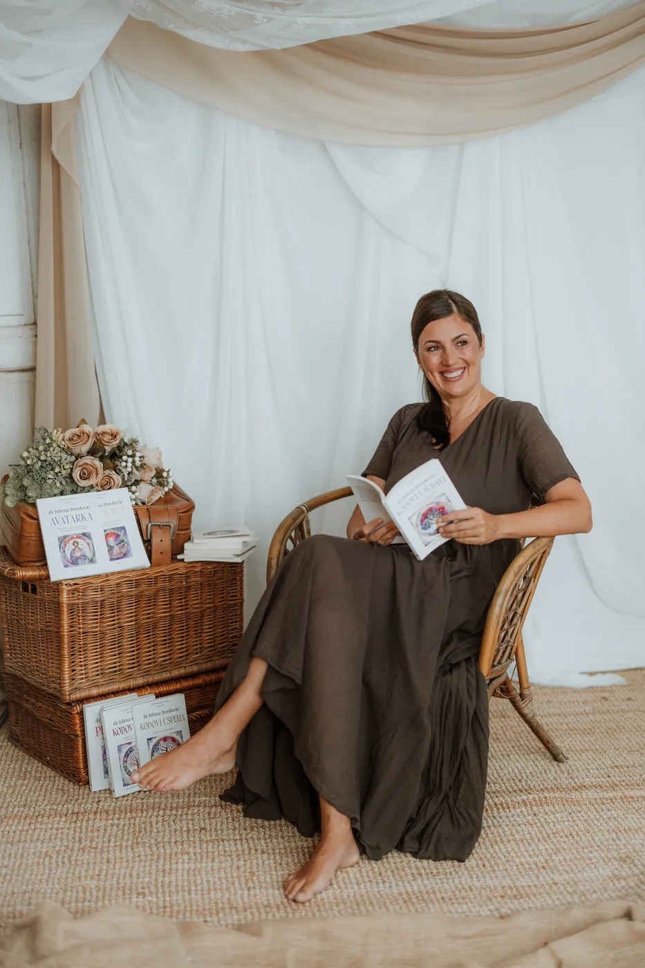 Dr Jelena Đorđević čita, pored korpe sa svojim knjigama