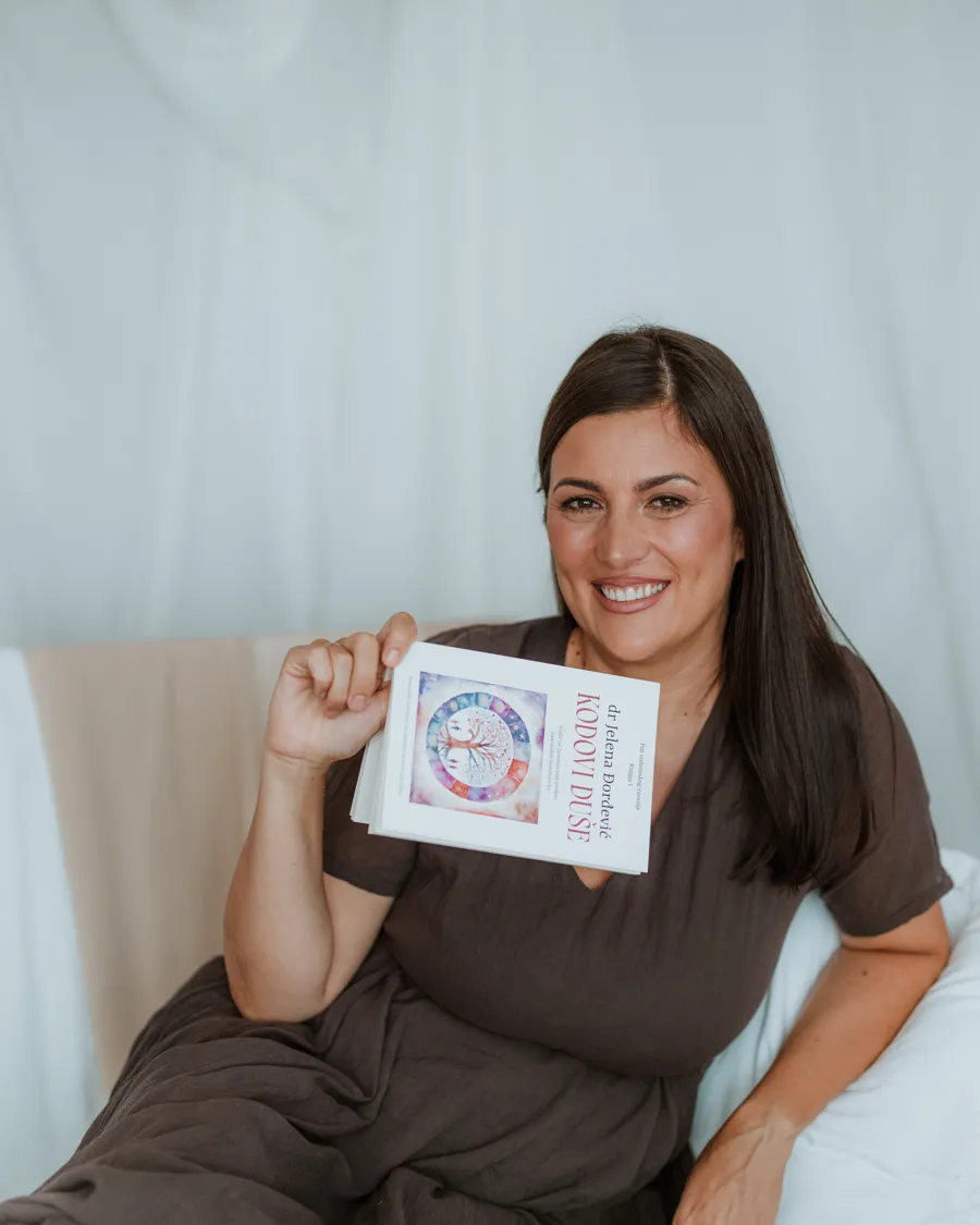 Dr Jelena Đorđević sa knjigom